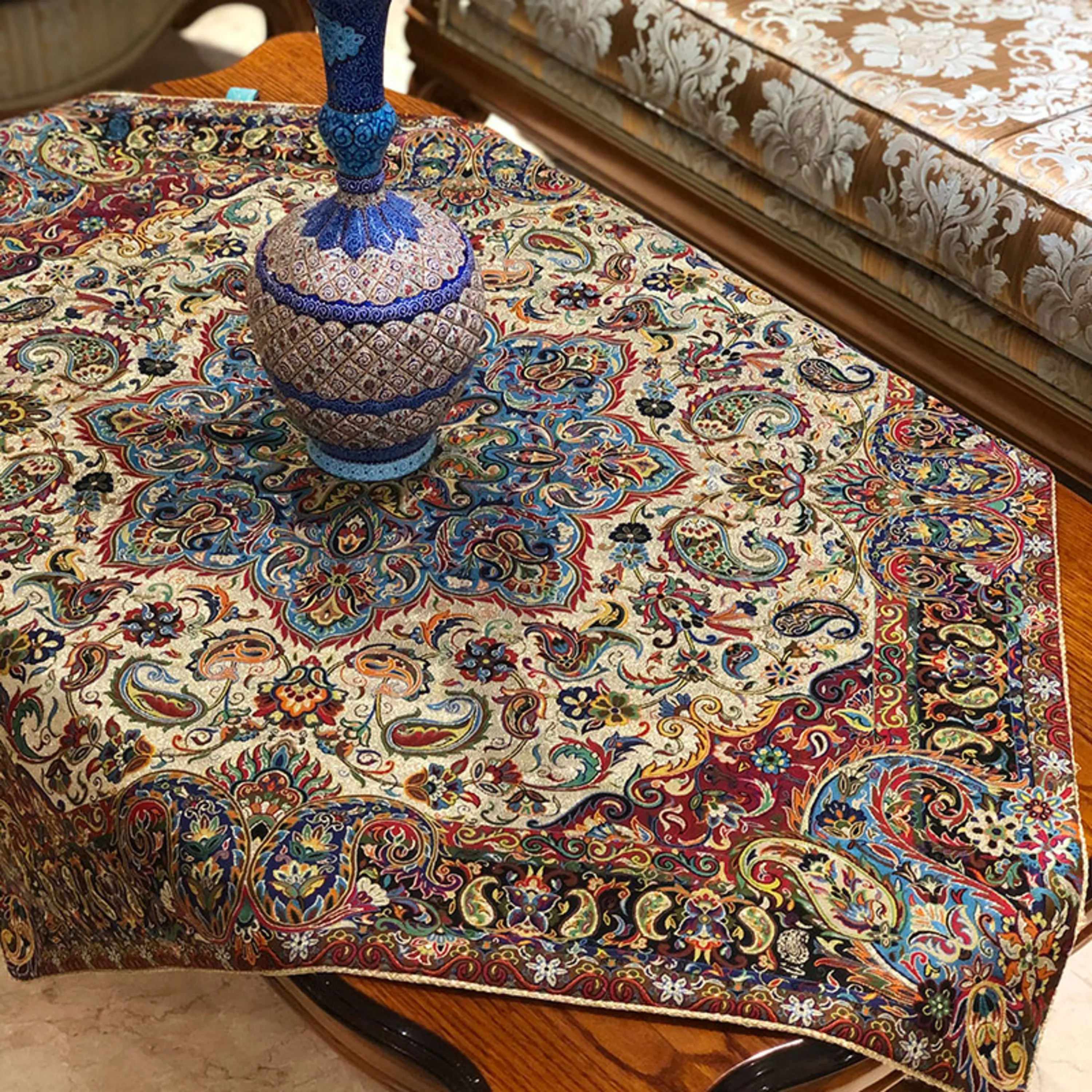 سرویس کامل رومیزی ترمه طرح پانیذ نقره ای ابریشم 12 رنگ سرویس کامل رومیزی ترمه طرح پانیذ نقره ای ابریشم 12 رنگ